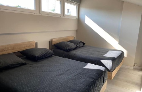 Surgeres Apartment | Studio duplex meublé avec place de parking