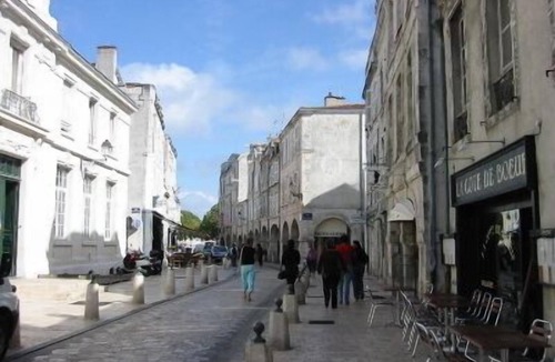 La Rochelle City Centre Apartment | Studio ideally located 2 steps from the old port, in the heart of the historic center