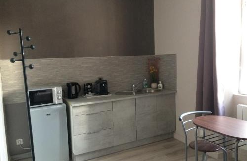 Thiviers Apartment | STUDIO proche gare avec kitchenette et wifi - porte rouge