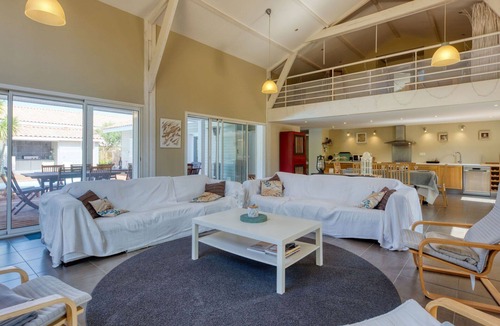 Vensac Villa | Stunning private villa for 10 people with WIFI, private pool, TV and terrace