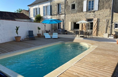 Haimps House | Stunning ‘Maison de Maitre’ with Private Pool, Near Cognac. Sleeps 10