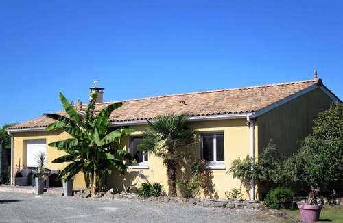 Civrac-en-Medoc House | Stunning private villa with private pool, WIFI, TV, terrace, panoramic view and parking