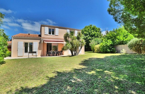 La Remigeasse House | Stunning private villa for 8 people with WIFI, TV, terrace and pets allowed