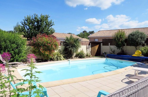 Cissac-Medoc House | Stunning private villa for 5 people with WIFI, pool, TV and terrace