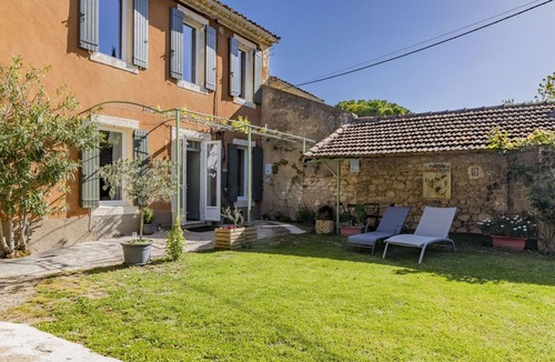 Oppede House | Stunning private villa for 4 people with TV and patio