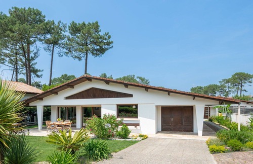 Mimizan House | Stunning private villa for 6 guests with WIFI, TV, terrace and pets allowed