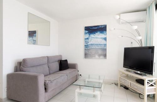 Cannes La Bocca Apartment | Suite 842 - Vue Mer-Terrasse-Plage-Clim-Parking