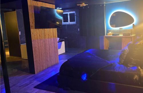 Sainte-Pezenne Apartment | Suite Casanova avec SPA & Escape Love Game - Doux Bleu Jeux