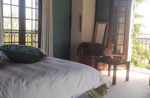 Savignac-de-Duras Bed & Breakfast | Suite Maison à votre santé bed and bathroom incl 60m2 living/dining room