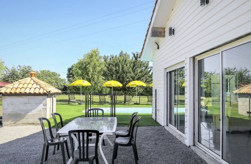 Civrac-en-Medoc House | Sun House by Interhome