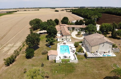 Saint-Pierre-d'Amilly House | Sunflowers gite: sleeps 4/5 in a complex of 6 gites in the countryside.