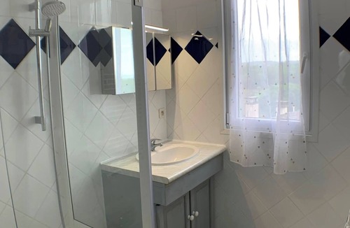 Chenac-Saint-Seurin-d'Uzet Apartment | Sunny apartment 12 minutes from the beach