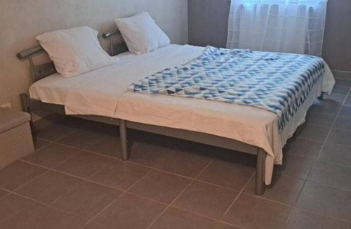 La Souterraine Bed & Breakfast | Super Appartement Meublé Avec Cours Intérieur, en Plein Centre Ville
