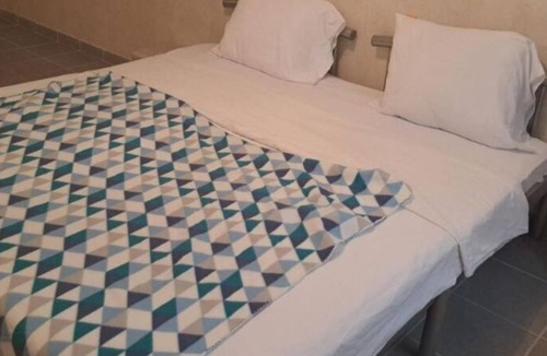 La Souterraine Bed & Breakfast | Super Appartement Meublé Avec Cours Intérieur, en Plein Centre Ville