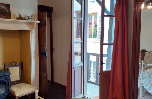 Saint-Cyprien House | Superb 14th Century Historic House with 2 large bedrooms sleeps 6 guests