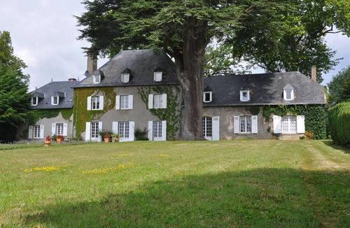 Masbaraud-Merignat House | Superb Manor House with swimming pool and Jacuzzi, full nature, very quiet, 12 pers
