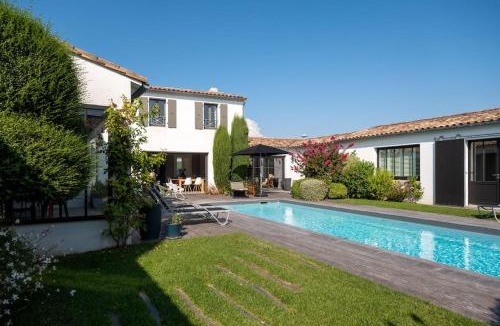 La Flotte Villa | Superbe maison d'architecte autour de sa piscine chauffée