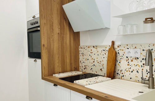 Tizac-de-Curton Apartment | SUZON apartment, pool view. Between Bordeaux and Saint Emilion.
