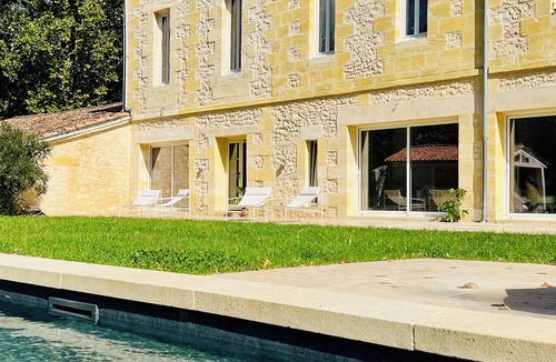 Tizac-de-Curton Apartment | SUZON apartment, pool view. Between Bordeaux and Saint Emilion.