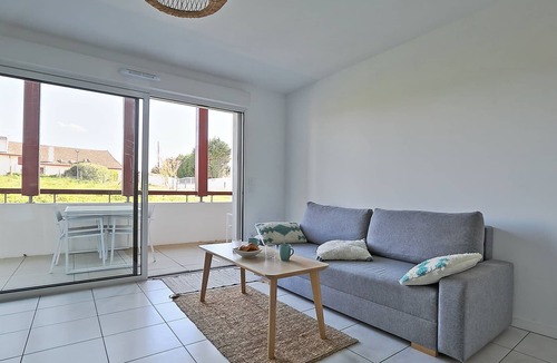 Kokotia Apartment | T2 cosy with terrace parking, beach nearby, Acotz