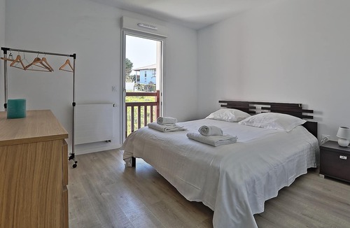 Kokotia Apartment | T2 cosy with terrace parking, beach nearby, Acotz