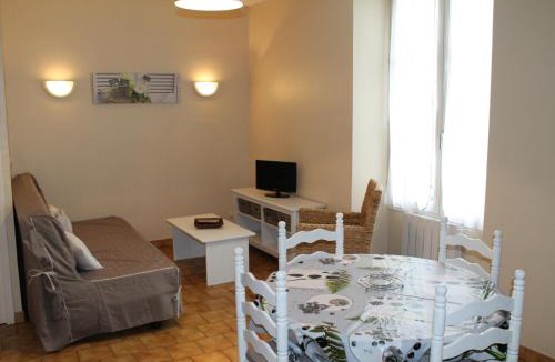 La Roche-Posay Apartment | T2 lumineux au centre-ville de La Roche-Posay, proche thermes, avec Wi-Fi et lave-linge - FR-1-541-1