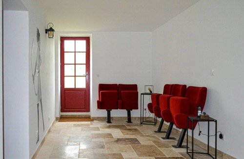 Eglise-Neuve-d'Issac House | Take a dip in the swimming pool and watch the horses in the paddock.