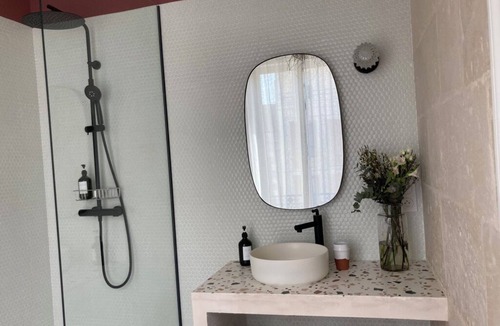 Centre Ville Bed & Breakfast | ! Tastefully renovated guest house in NIORT. 5 minutes from the Marais Poitevin