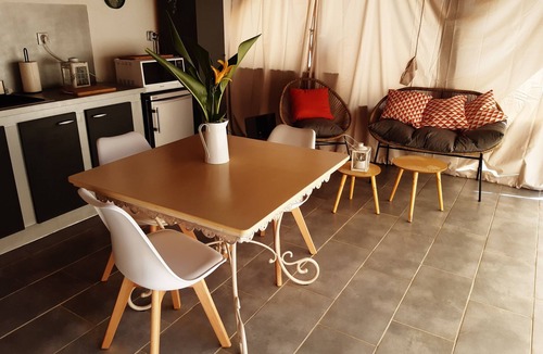 Sarlat-la-Caneda Apartment | The annex, in the owner's home, is independent, quiet, restful and green.