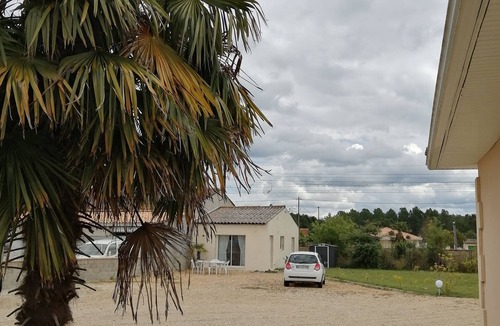 Les Eglisottes-et-Chalaures House | The little vineyard house