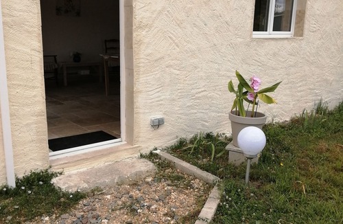 Les Eglisottes-et-Chalaures House | The little vineyard house