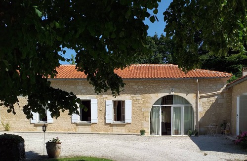 Saint-Martial-de-Vitaterne House | The house in the shade of the lime trees