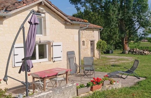 Ozillac House | The Mimosa cottage, calm and green