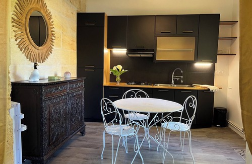 Coutras Bed & Breakfast | Tour en Pierre Rénovée à 20 Minutes de Saint Emilion