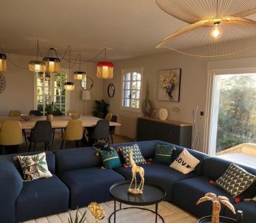 Ussel Villa | Très grande maison de caractère - 15 personnes rénovée