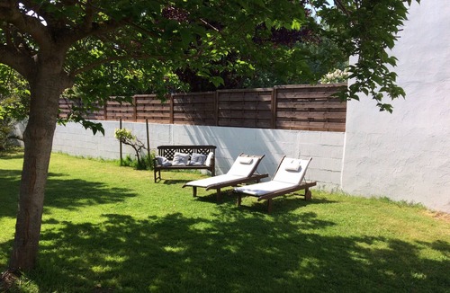Quartier du Stade House | Traditional Chatelaillonnaise house, 2 bedrooms, large garden, 10 min walk to the beach