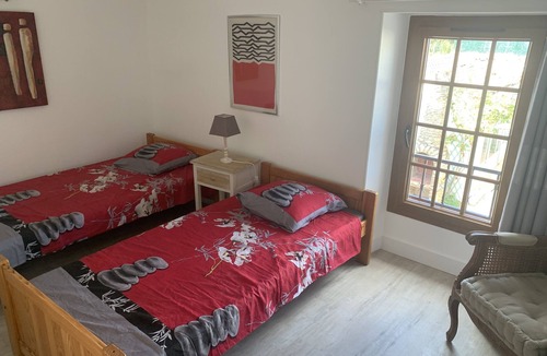 Saujon House | Two-storey house, vacations, cures and business trips