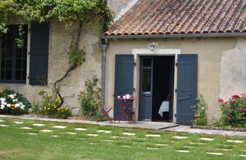 Brux Bed & Breakfast | Un jardin et trois maisons
