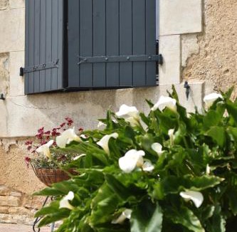 Brux Bed & Breakfast | Un jardin et trois maisons