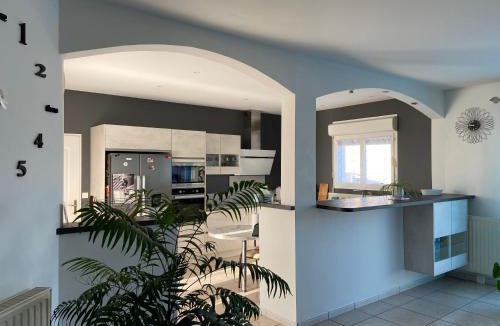 Le Pizou House | Une chambre pour deux avec vue sur la piscine