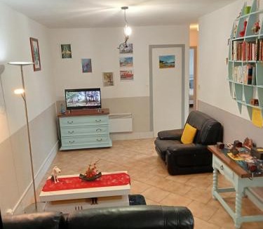 Saint-Medard-de-Guizieres Apartment | une pause quelque part au jardin des érables et des niwakis