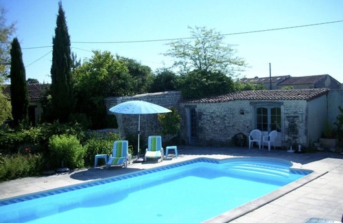 Serigny House | Unique gite, original beams, rural charm, pool.nn