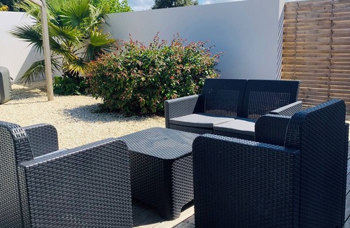 Echillais House | Vacation home with Jacuzzi near the Transbordeur