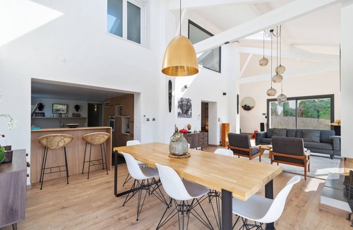 Bayonne Villa | Villa 230m² Avec Couloir de Nage et Grand Jardin