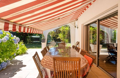 Tarnos Villa | Villa 'Au Coeur Des Pins' with Private Pool, Private Garden and Wi-Fi