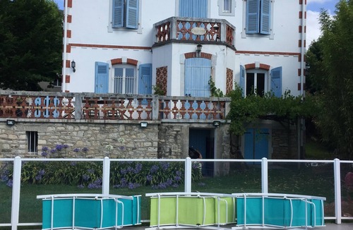 Bayonne Villa | Villa Avec Piscine sur les Hauteurs de Bayonne, et à 10 Minutes des Plages!