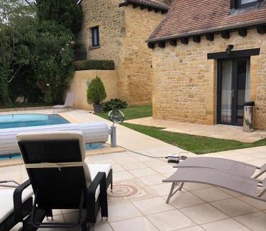 Marcillac-Saint-Quentin Apartment | Villa de charme Le Clos avec piscine privée
