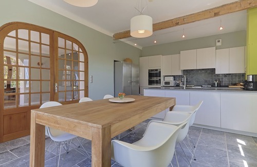 Sablet Villa | Villa des Sables is a magnificent holiday home for 10 people with a private heated swimming pool in the Vaucluse region of Provence.