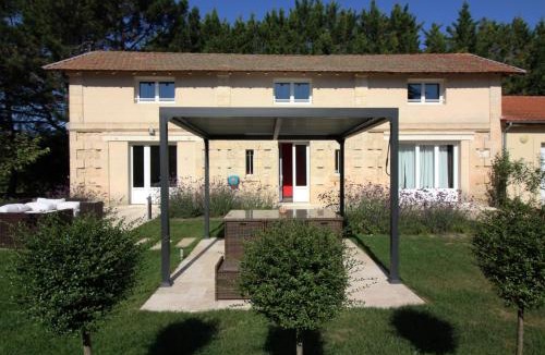 Civrac-de-Blaye Villa | villa entière château Lacroix de Civrac 3 ch, 3 sdb, piscine xxl,sauna, 4 étoiles,7 pers