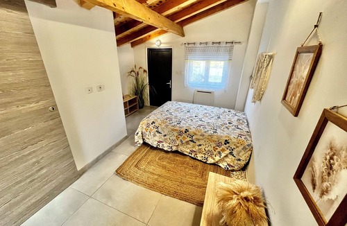Port-Saint-Louis-du-Rhone House | Villa with beautiful master suite and beautiful garden pool